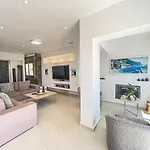 Βίλα Erato Seafront Luxury