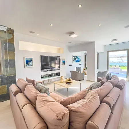 Erato Seafront Luxury Vila *