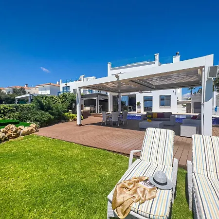 Erato Seafront Luxury فيلة