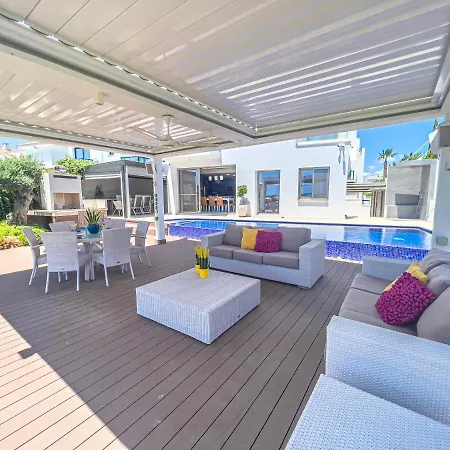 Willa Erato Seafront Luxury *