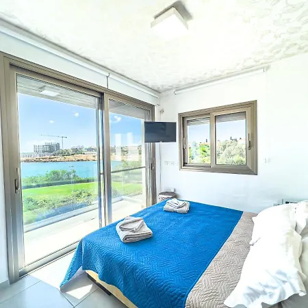 Erato Seafront Luxury فيلة