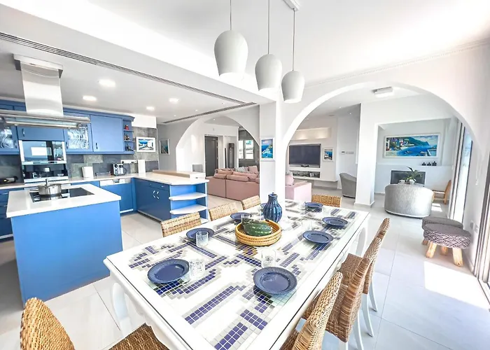 Willa Erato Seafront Luxury *