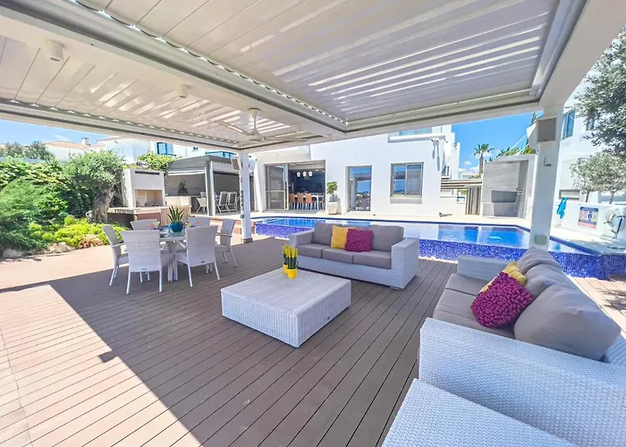 Willa Erato Seafront Luxury *