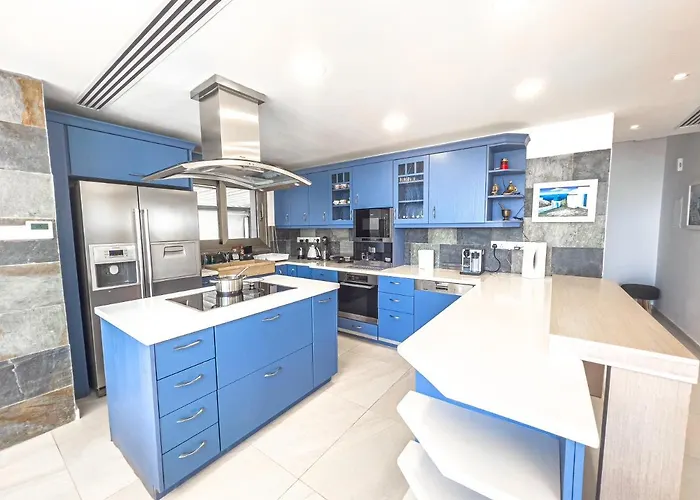 Willa Erato Seafront Luxury *